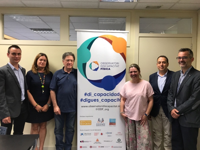 D&#039;esquerra a dreta, els representants de European Lawyers Barcelona i COCEMFE Barcelona després de la signatura del conveni a la seu de l&#039;entitat.